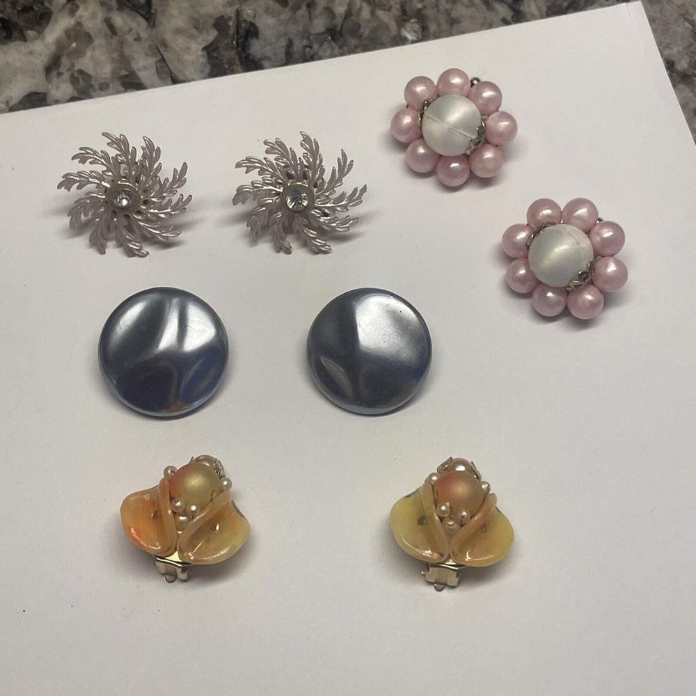Lot Of 4 Vintage/Modern Costume Earrings Clip On Clip-on Screw On